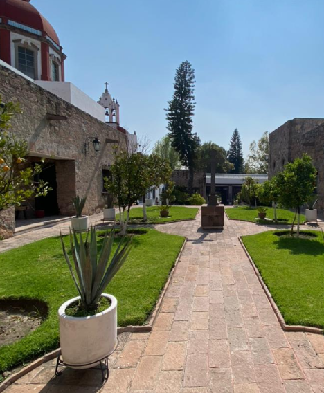 Síguenos Hotel Lagunilla Queretaro